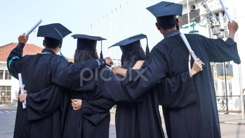 Graduation ceremony photo ideas